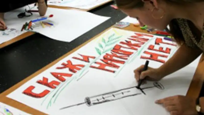 Подростки Алматы приняли участие в фотовыставке на антинаркотическую тематику