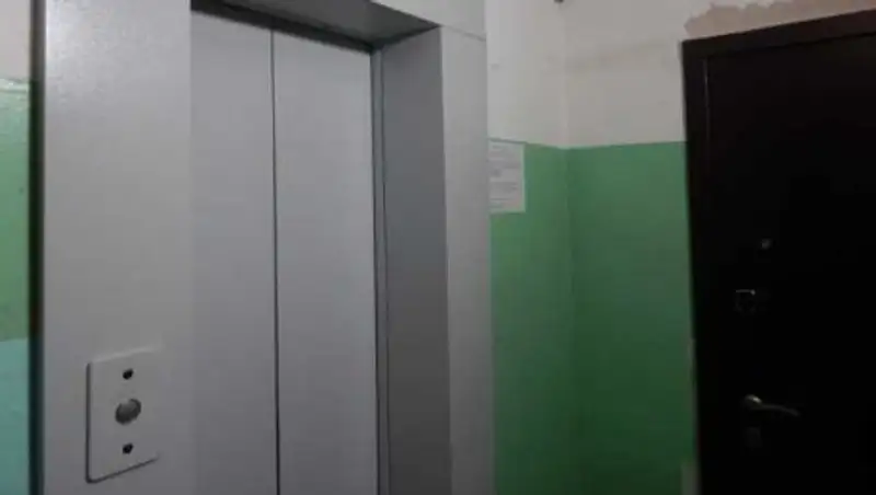 В Атырау лифт с пассажирами сорвался с третьего этажа