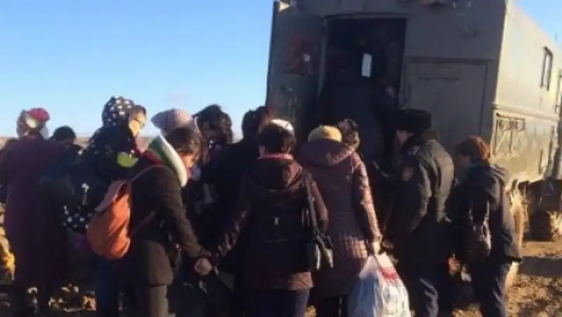 Около 30 автомашин застряли в грязи на трассе в Карагандинской области