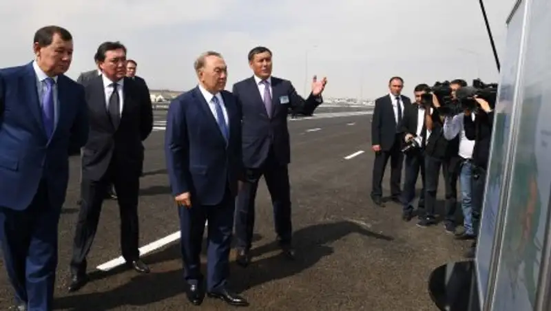 Назарбаев осмотрел новый мост в Таразе