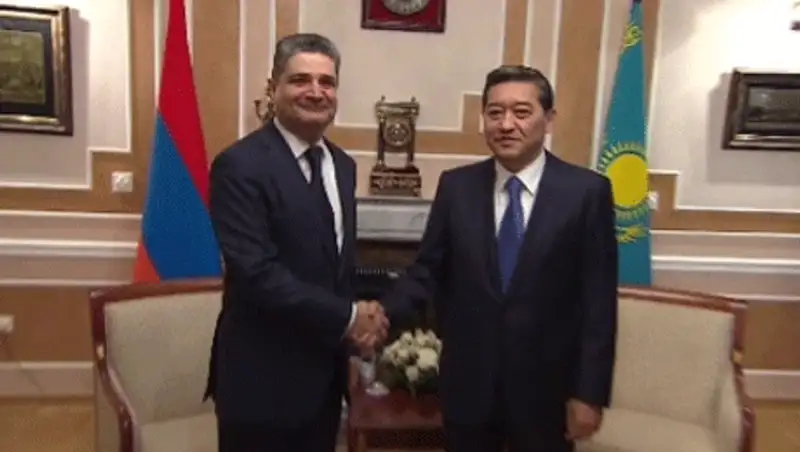 Казахстан и Армения намерены запустить дополнительный авиарейс, фото - Новости Zakon.kz от 21.11.2013 02:12