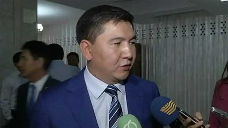 Чиновников пяти регионов РК наказали за дефицит учебников