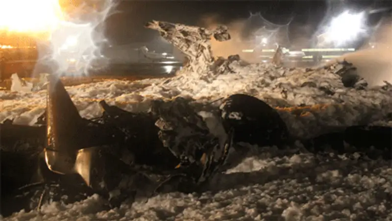 МАК: В кабине пилота рухнувшего в Казани самолета не было посторонних, фото - Новости Zakon.kz от 29.11.2013 03:28