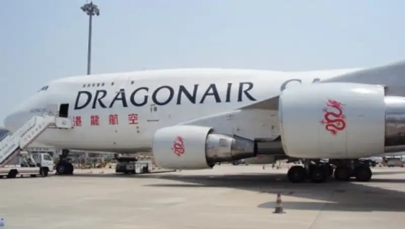 Автомобиль протаранил пассажирский самолет в аэропорту Гонконга