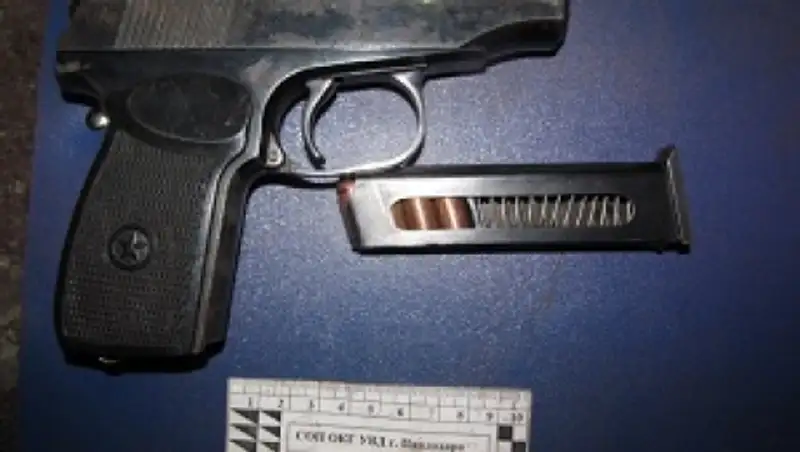 Вооруженного пистолетом "Макарова" мужчину задержали у одного из павлодарских ТД