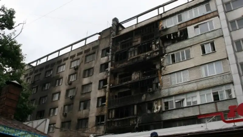 Фоторепортаж с места крупного пожара в "Юбилейном" в Алматы