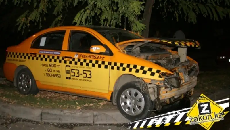 В Алматы водитель такси проигнорировал ПДД и совершил аварию на перекрестке