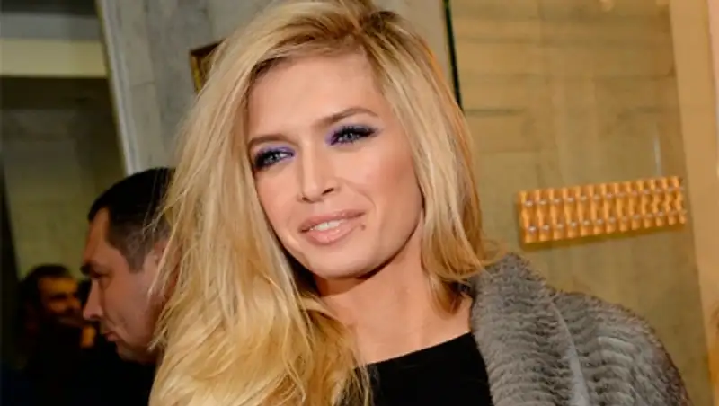 У Веры Брежневой слетела юбка во время концерта под Красноярском