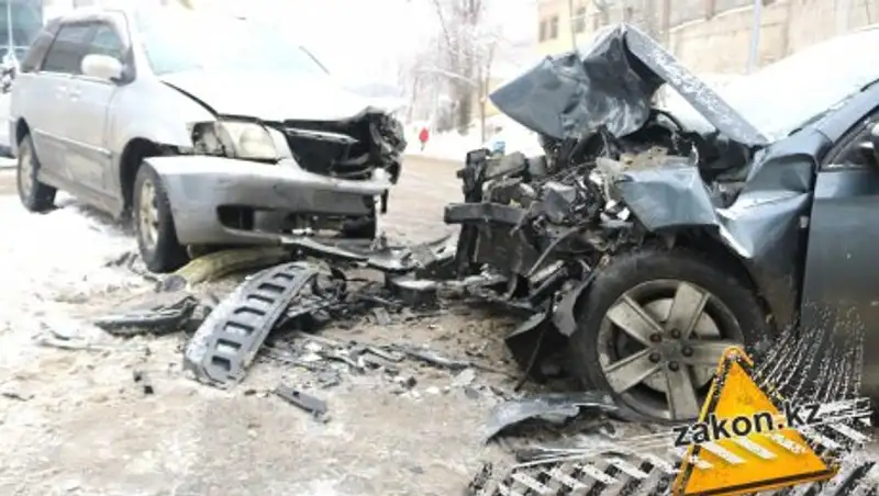 На Ремизовке в Алматы произошло сильное лобовое столкновение машин
