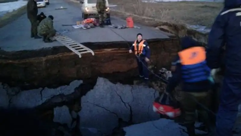 Республиканскую трассу пришлось вскрыть для предотвращения потопа в СКО