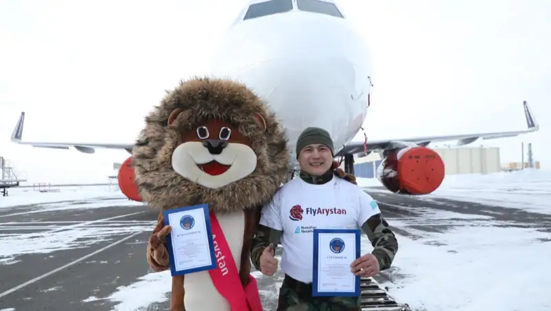 Полицейский-силач сдвинул с места 42-тонный самолет в Нур-Султане