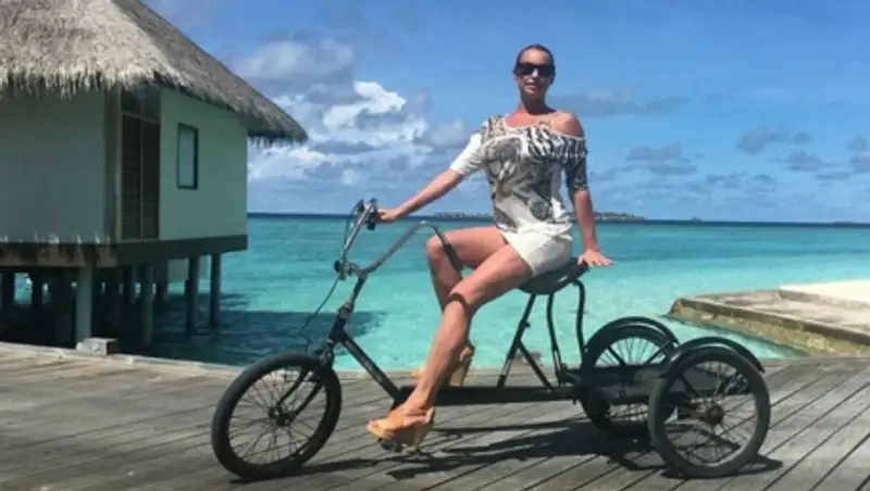 На Мальдивах Волочкова на велосипеде врезалась в пальму