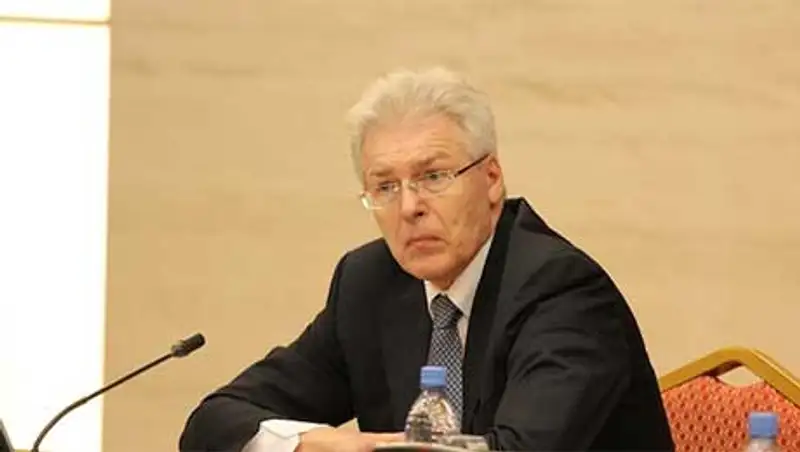 Сенатор В.Бобров советует не обращать внимания на слухи об отставке Правительства, фото - Новости Zakon.kz от 07.11.2013 20:12