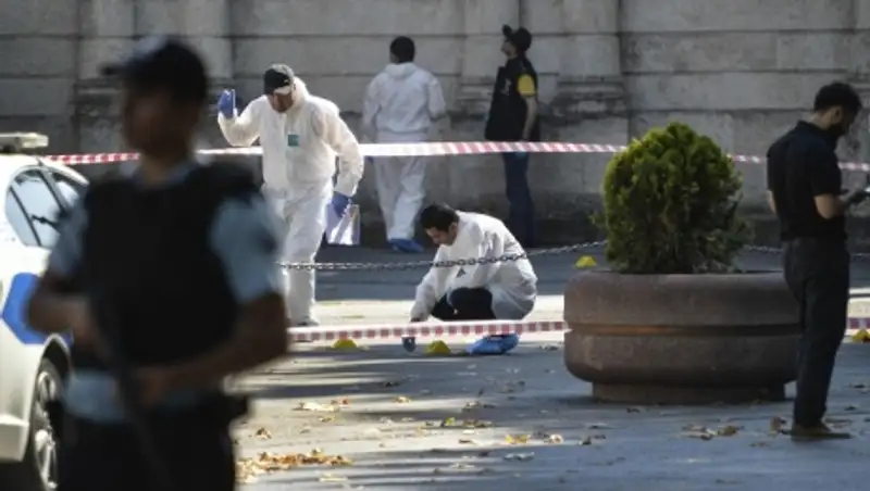 В Турции при нападении боевиков погибли три полицейских, один пострадал