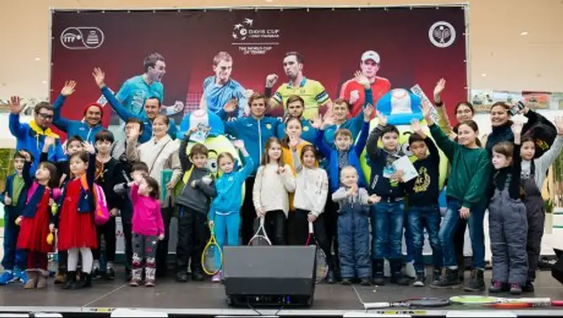 Посетителей ТРЦ учили играть в теннис