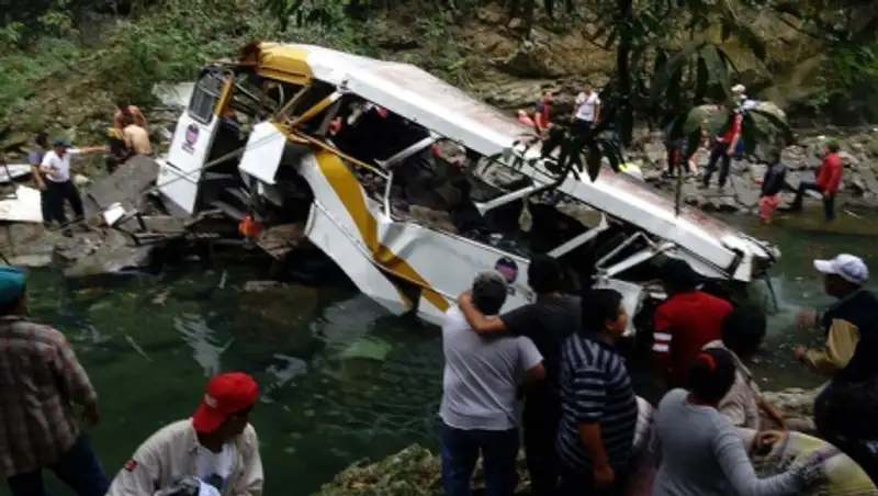 В Мексике автобус рухнул с 30-метрового обрыва, один человек погиб, 25 пострадали