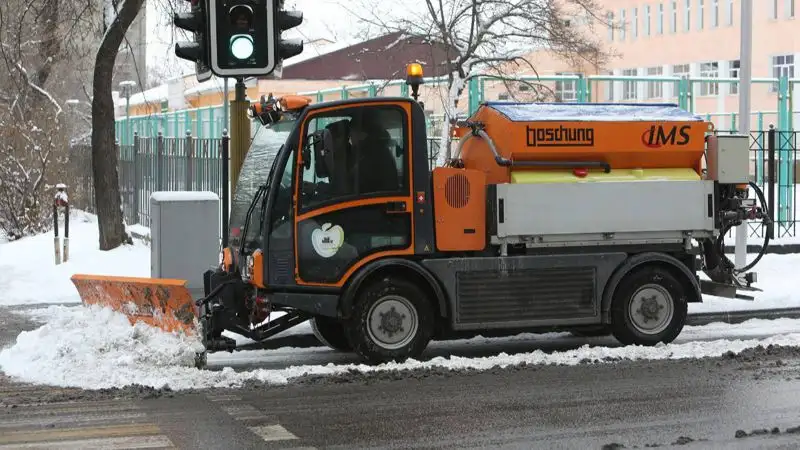 Чем посыпают зимой дороги и тротуары в Алматы