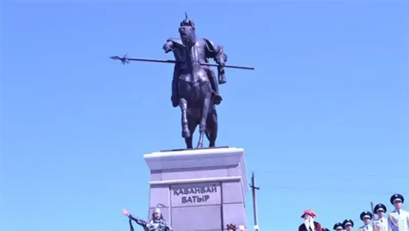 В Восточном Казахстане открыли памятник Кабанбай батыру