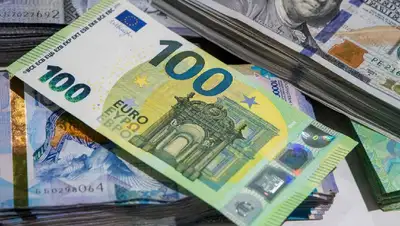евро доллары тенге, фото - Новости Zakon.kz от 29.12.2021 11:44
