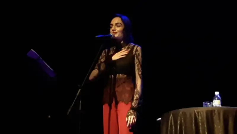 Поэтесса и чтец Анна Егоян: как без обнаженки получить миллион в Instagram