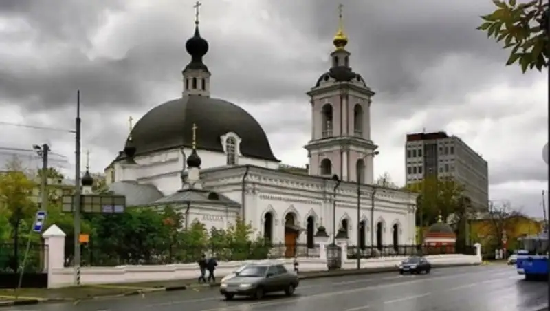 Мужчина напал на прихожан храма