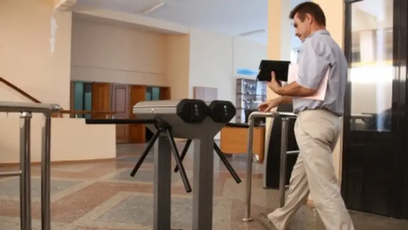 В акимате Усть-Каменогорска планируют следить за дисциплиной служащих