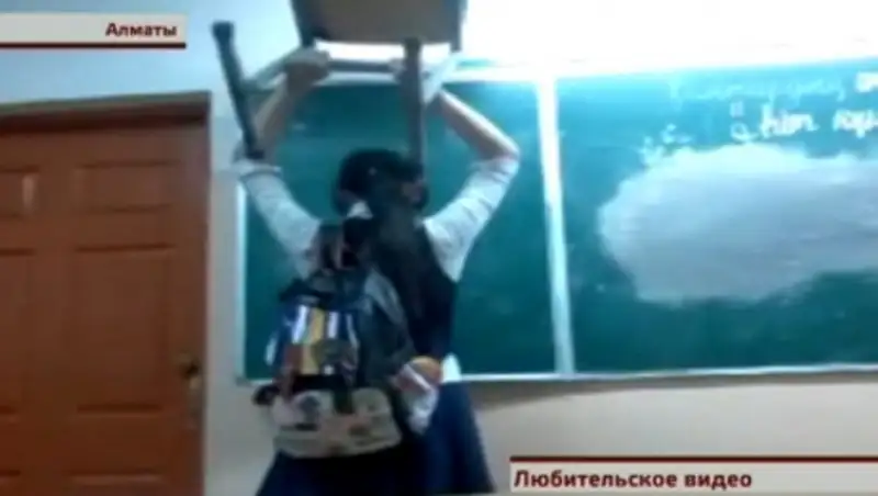 Алматинский педагог нестандартным способом пыталась бороться с опозданиями