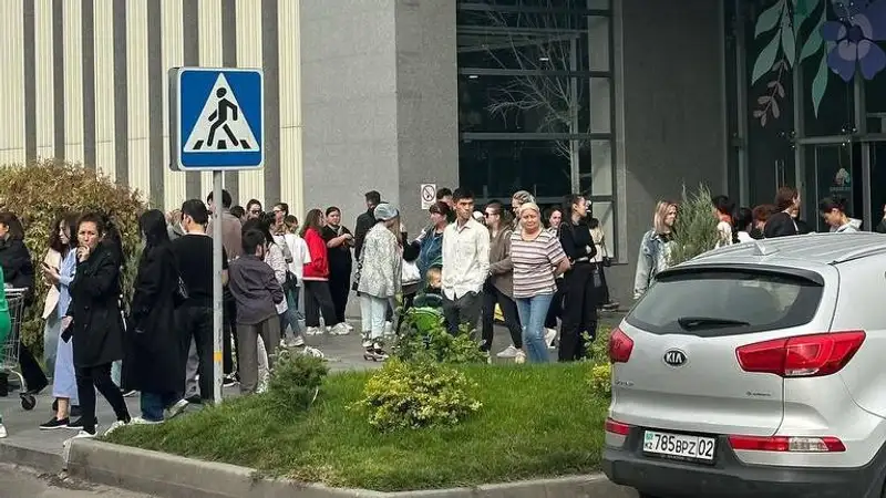 Алматинцев экстренно эвакуировали из ТРЦ