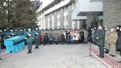 Прощание с подполковником вооруженных сил РК Сандибеком Хаировым, фото - Новости Zakon.kz от 13.01.2022 12:19