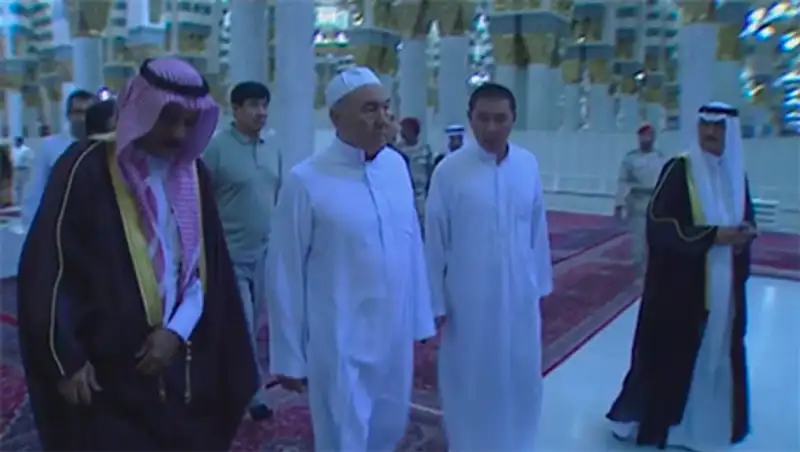 Как Назарбаев прикоснулся к Каабе: видео о первом визите Елбасы в Саудовскую Аравию
