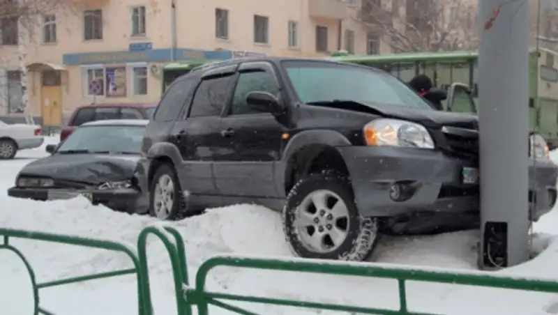 В Усть-Каменогорске столкнулись сразу четыре автомобиля