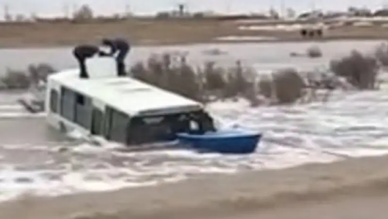 Автобус с детьми смыло с дороги в Акмолинской области