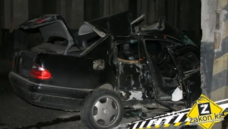 В Алматы Mercedes на повороте занесло в бетонную опору моста