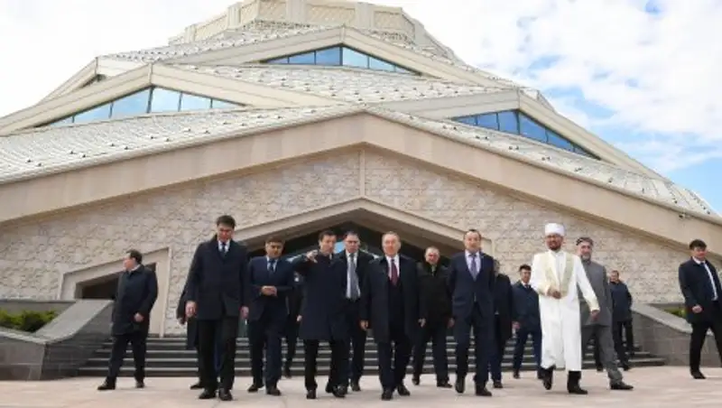 Назарбаев посетил новую мечеть в Астане