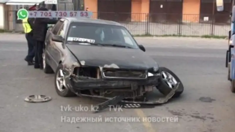 В Шымкенте Audi протаранила полицейский автомобиль