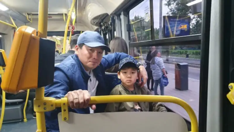 На автобусе и в метро: Байбек в Instagram рассказал о воскресной прогулке с детьми