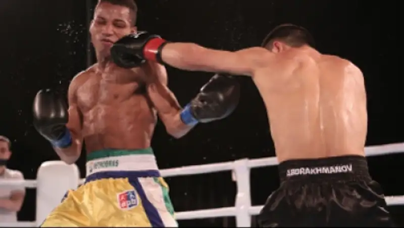AIBA Pro Boxing: Берик Абдрахманов выиграл у бразильца Робсона Консейсао