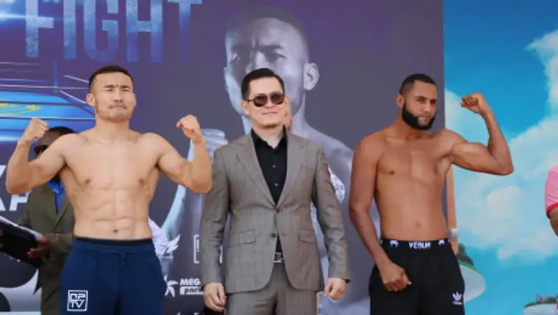 Украинский боксер решил сделать селфи на взвешивании перед боем