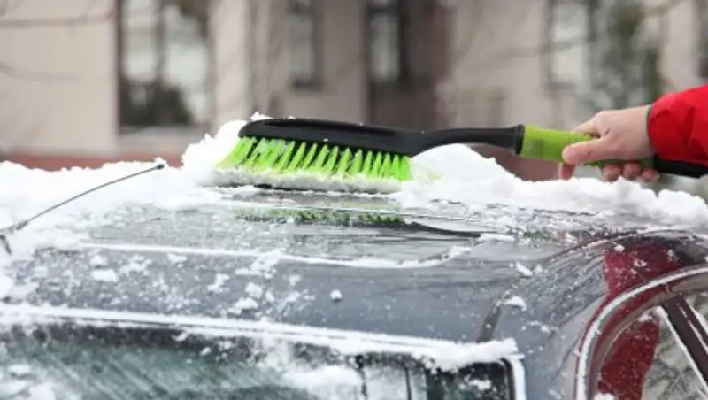 Убирать снег вокруг машин официально обязали жителей Минска