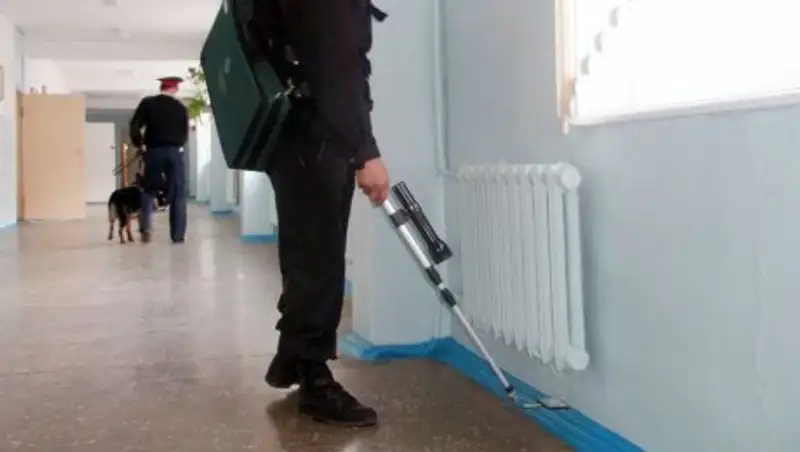 Около 900 человек эвакуировали из школы из-за ложного звонка о бомбе в Караганде