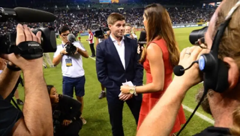 Футболист Стивен Джеррард купил фанатам 500 бутылок пива