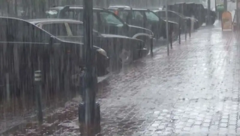 Сильный дождь и град ожидаются в двух областях Казахстана