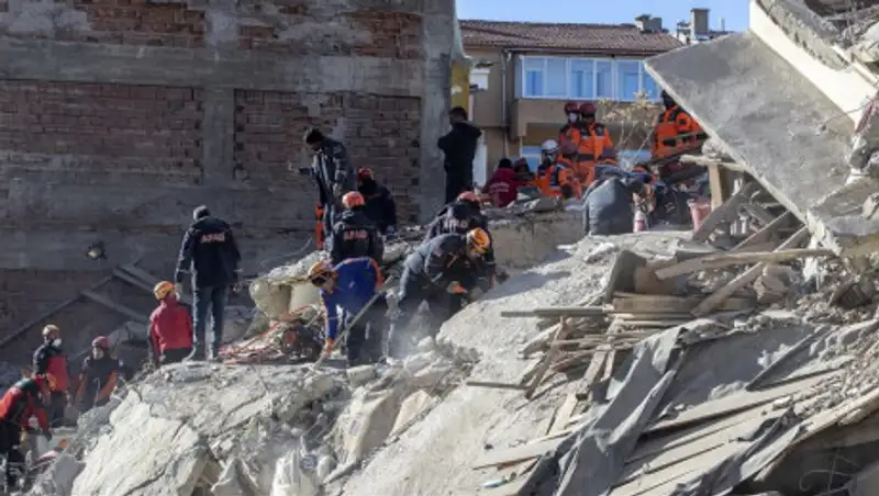 Маму двухлетней девочки извлекли из-под завалов после землетрясения в Турции