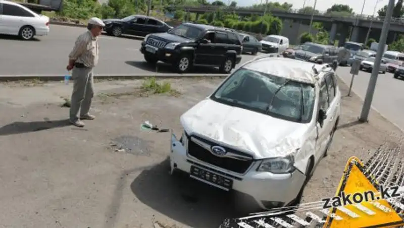 В Алматы Subaru перевернулся на крышу