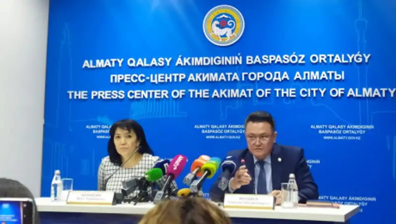 Контактировавших с коронавирусным казахстанцем госпитализируют