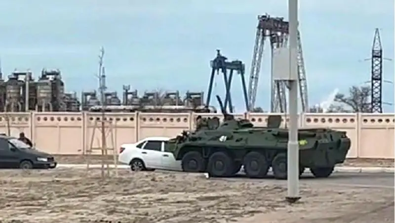 БТР наехал на легковой автомобиль в Актау