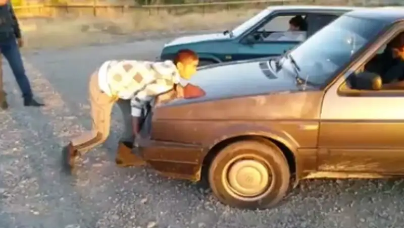 В Интернете появилось необычное видео с шымкентским силачом