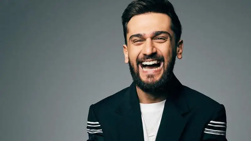 Концерт Jony в Туркменистане едва не сорвала фанатка, выбежавшая на сцену