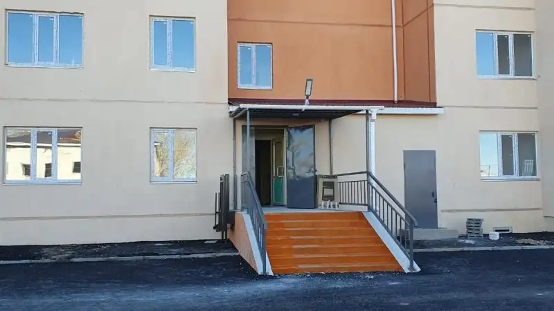 В одном из районов Акмолинской области 15 семей медработников получили ключи от новых квартир, фото - Новости Zakon.kz от 24.10.2023 14:57