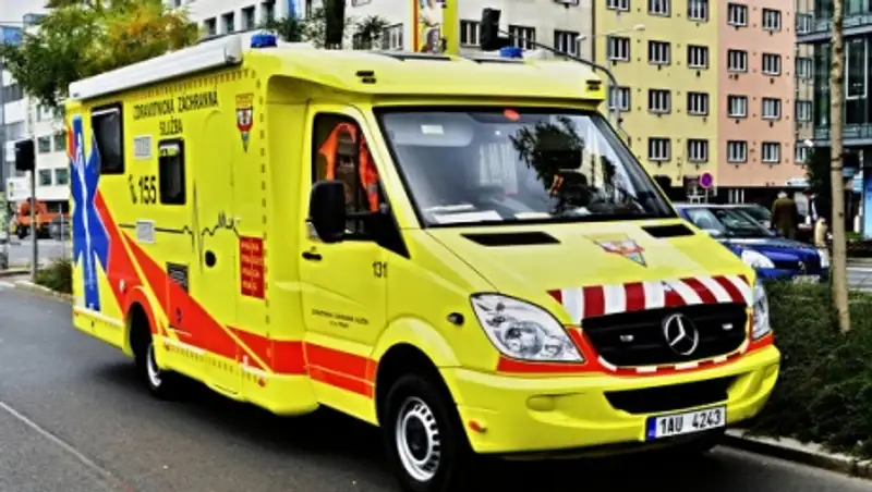 В Чехии из-за гололеда перевернулся школьный автобус, 18 человек пострадали